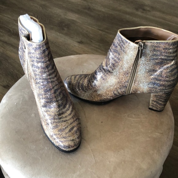 NEW! IMPO METALLIC ANIMAL PRINT ANKLE ZIP UP BOOTS - Picture 2 of 9